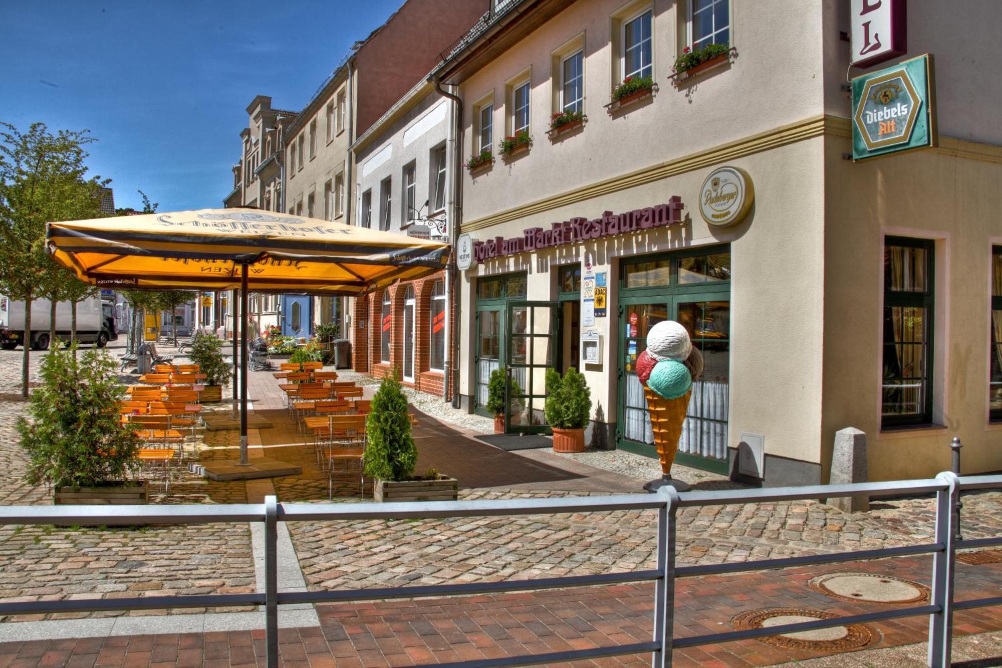 Hotel am Markt Altentreptow Exteriör bild