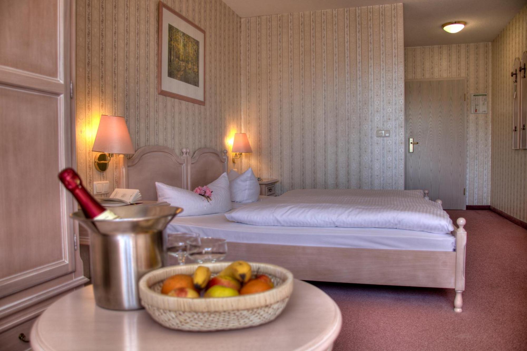 Hotel am Markt Altentreptow Exteriör bild