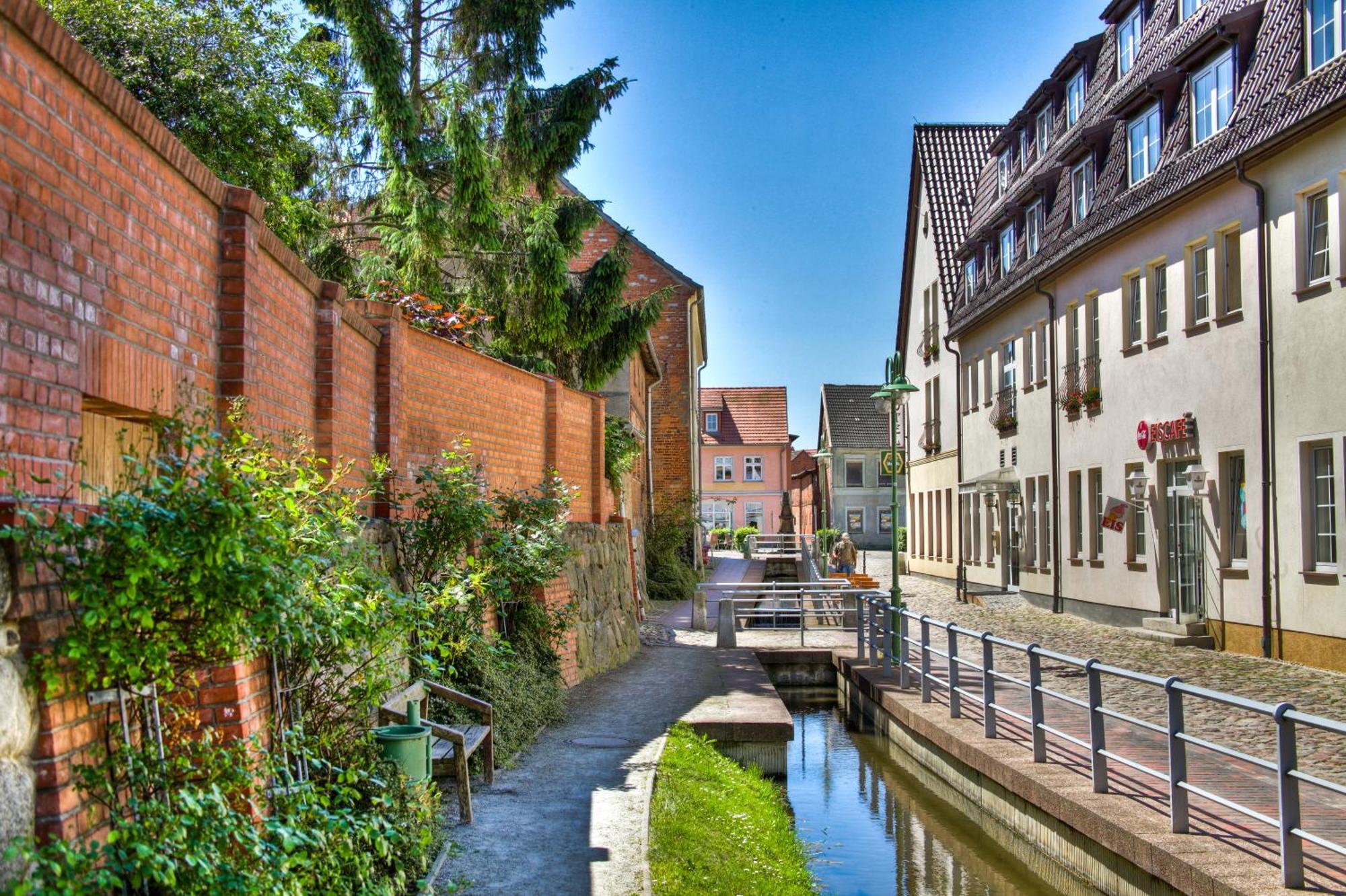 Hotel am Markt Altentreptow Exteriör bild